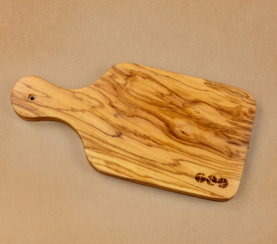 Ein Olivenholzbrett mit Gravur als Mitarbeitergeschenk