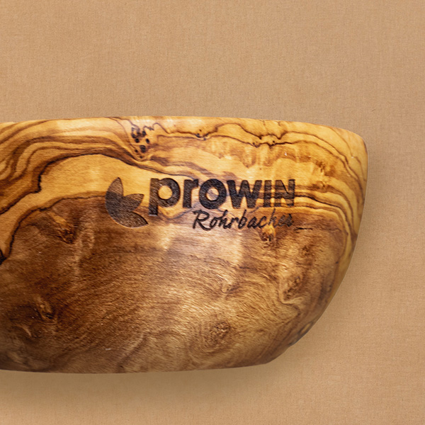 Eine gravierte Olivenholzschale als Mitarbeitergeschenk