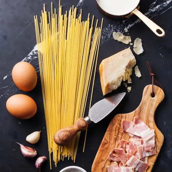 Speck auf Olivenholzbrett