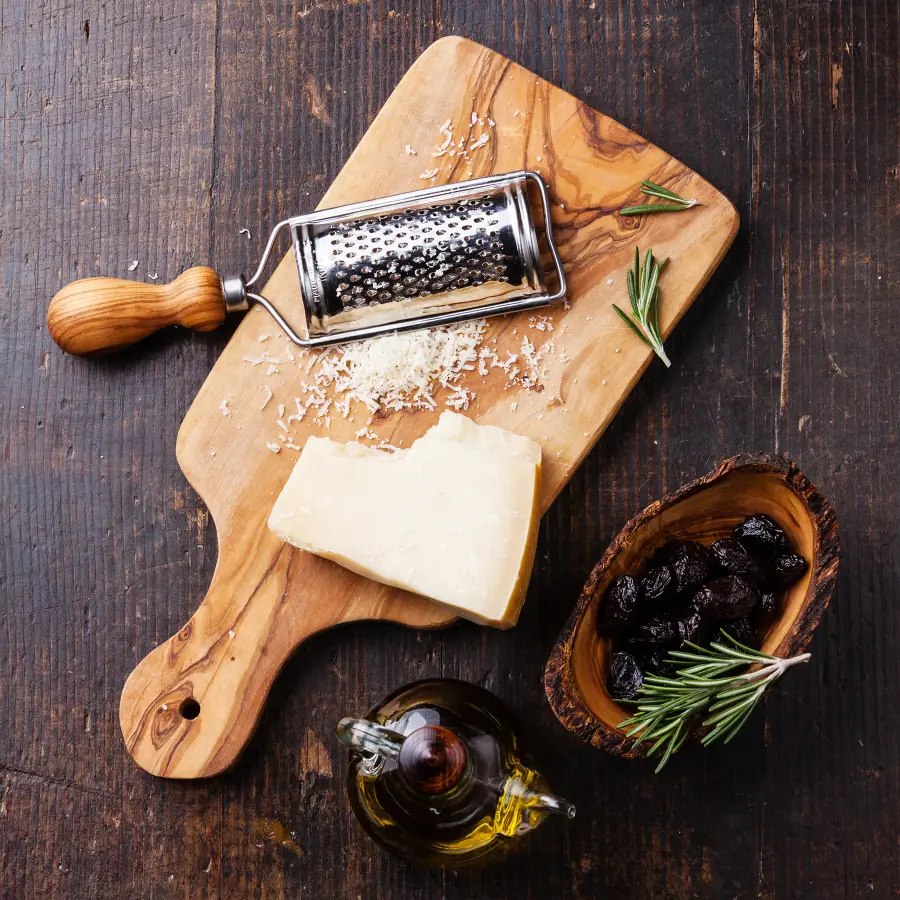 Parmesan auf Olivenholz